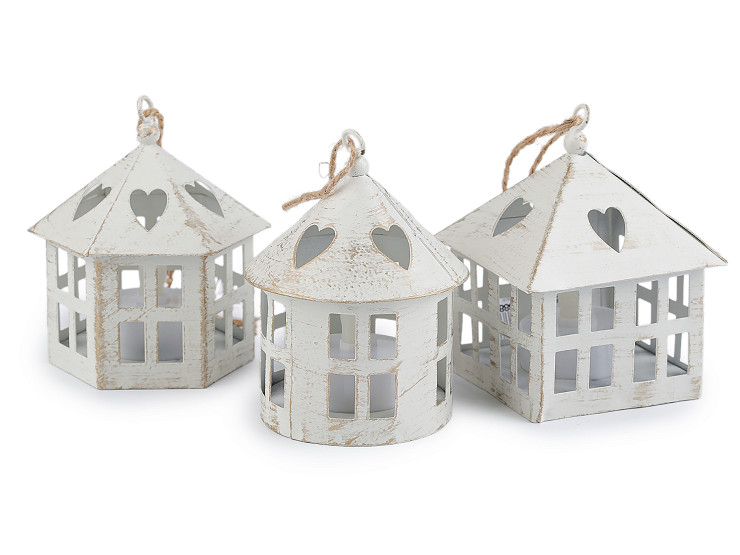 Kovová lucerna svítící k zavěšení