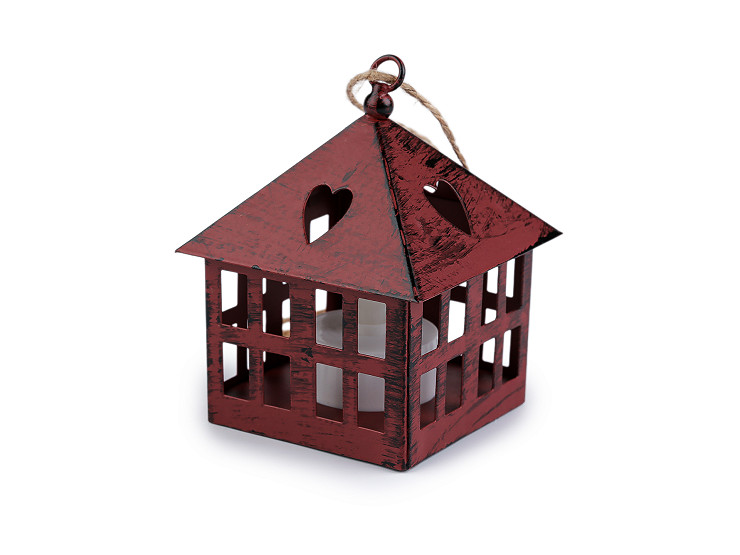 Kovová lucerna svítící k zavěšení